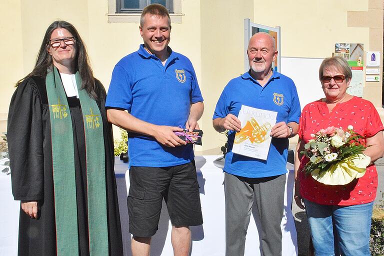 Ehrung für Otto Mauer, der 40 Jahre den Posaunenchor Irmelshausen leitete und immer wieder mit diesem auch bei kirchlichen Anlässen zu hören war: (von links) Pfarrerin Beate Hofmann Landgraf,  Peter Sturzda sowie Otto und Anneliese Mauer