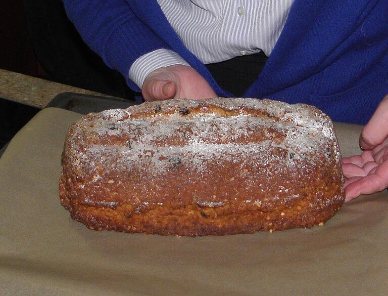 Frisch aus dem Backofen: Marianne Rajec backt in der Adventszeit Quarkstollen, eine schnelle Alternative zu Christstollen.