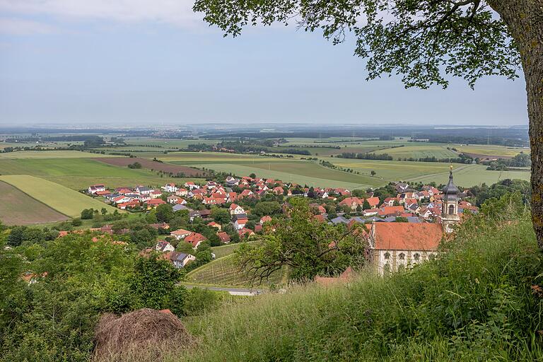 Rechts schmiegt sich Castell an die Bergflanke. Rechts schmiegt sich Castell an die Bergflanke. 