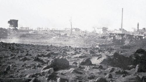 Dreimal werden Schweinfurt und die umliegenden Dörfer am 24./25. Februar innerhalb von nur zwölf Stunden bombardiert. Zurück bleibt eine Kraterlandschaft. Dreimal werden Schweinfurt und die umliegenden Dörfer am 24./25. Februar innerhalb von nur zwölf Stunden bombardiert. Zurück bleibt eine Kraterlandschaft.