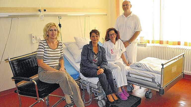 Bett und Stuhl für Schwergewichtige: Andrea Tenschert, Pflegerische OP-Leiterin, Beatrice Westhäuser, Pflegekraft auf der Intensivstation, Angela Dros, Pflegekraft in der Allgemein-, Viszeral- und Thoraxchirurgie und Professor Hubert Scheidbach (von links) zeigen Hilfsmittel für adipöse Patienten in der Kreisklinik. Bett und Stuhl für Schwergewichtige: Andrea Tenschert, Pflegerische OP-Leiterin, Beatrice Westhäuser, Pflegekraft auf der Intensivstation, Angela Dros, Pflegekraft in der Allgemein-, Viszeral- und Thoraxchirurgie und Professor Hubert Scheidbach (von links) zeigen Hilfsmittel für adipöse Patienten in der Kreisklinik.