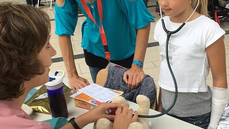 Zum Tag der offenen Tür in der Kinderklinik gehörte es auch, den Alltag im Krankenhaus spielerisch zu vermitteln: Johanna (8) hört konzentriert die Herztöne ihres kranken Teddys in der Teddyklinik ab.