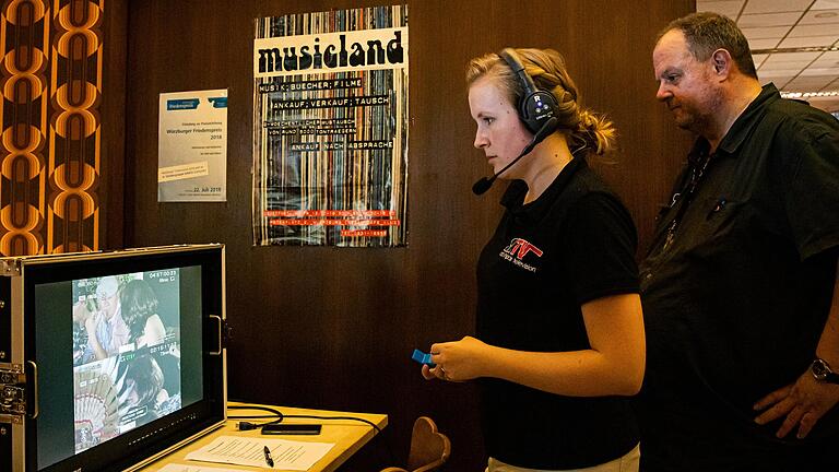 Dreharbeiten zum nächsten 'Dadord Würzburch': Prüfende Blicke von Produzent Christian Kelle und Regieleiterin Franziska Greulich. Zukünftig wird der 'Dadord' nicht mehr im Cinemaxx gezeigt.&nbsp;