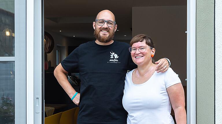 Das Ehepaar Eva-Maria und Stefan Ruhl liebt das Wohnen mittendrin im Altort von Hergolshausen. Das Ehepaar Eva-Maria und Stefan Ruhl liebt das Wohnen mittendrin im Altort von Hergolshausen.