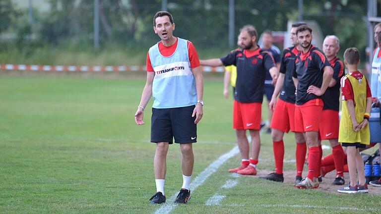 SSV-Trainer Jürgen Frolow (vorne) und die Ersatzspieler hält es nicht mehr auf der Bank. SSV-Trainer Jürgen Frolow (vorne) und die Ersatzspieler hält es nicht mehr auf der Bank.