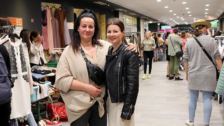 Lisa Fürst (rechts) und Kristin Orth veranstalten seit knapp zehn Jahren den Ladies Night Flohmarkt in Schweinfurt. Lisa Fürst (rechts) und Kristin Orth veranstalten seit knapp zehn Jahren den Ladies Night Flohmarkt in Schweinfurt.