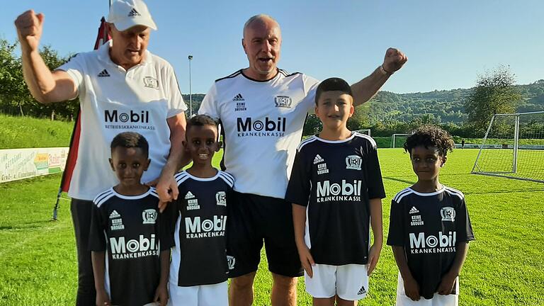 Michael Rummenigge (Mitte) kommt bereits zum vierten Mal mit seiner Fußballschule nach Hammelburg.       -  Michael Rummenigge (Mitte) kommt bereits zum vierten Mal mit seiner Fußballschule nach Hammelburg.