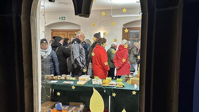 Blick von außen auf das vorweihnachtliche Angebot - Blick von außen auf das vorweihnachtliche Angebot Blick von außen auf das vorweihnachtliche Angebot - Blick von außen auf das vorweihnachtliche Angebot