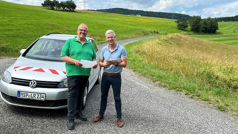 Neuhüttens Bürgermeister Bernd Steigerwald und Markus Krämer, Abteilungsleiter Hoch- und Tiefbau im Landratsamt, auf einem der Wege, die zur ortsnahen Umfahrung für Anlieger hergerichtet werden. Neuhüttens Bürgermeister Bernd Steigerwald und Markus Krämer, Abteilungsleiter Hoch- und Tiefbau im Landratsamt, auf einem der Wege, die zur ortsnahen Umfahrung für Anlieger hergerichtet werden.