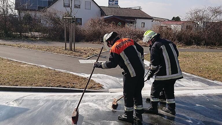 Am 24. März wurde es am Kreisel bei Rügshofen durch auslaufendes Kokosöl spiegelglatt. Am 24. März wurde es am Kreisel bei Rügshofen durch auslaufendes Kokosöl spiegelglatt.