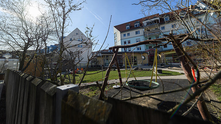 Blick auf den Spielplatz der Kindertagesstätte am Heuchelhof: Beamte der Kriminalpolizei haben die Einrichtung im Rahmen einer Ermittlung wegen Kinderpornografie durchsucht. Blick auf den Spielplatz der Kindertagesstätte am Heuchelhof: Beamte der Kriminalpolizei haben die Einrichtung im Rahmen einer Ermittlung wegen Kinderpornografie durchsucht.