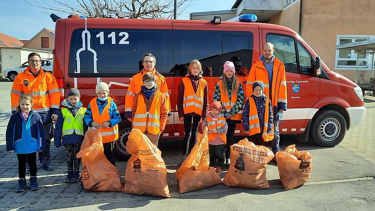 Das Team der Kinderfeuerwehr „Feuerwanzen“ in Hausen sammelte eifrig Müll und nahm damit an der Aktion putz.munter des team orange teil.