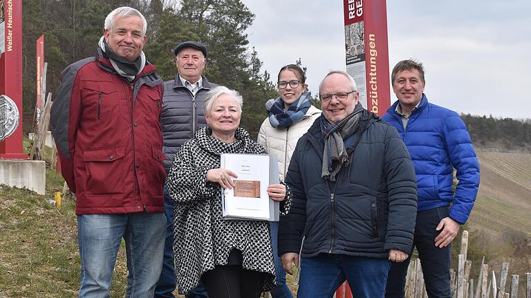 Jürgen Günder, Theo Sixt, Charlotte Wahler, Sara Herre, Andreas Lomb und Bürgermeister Rainer Morper präsentierten im März am Ramsthaler „terroir f“ das Manuskript der Ramsthaler Chronik. Jürgen Günder, Theo Sixt, Charlotte Wahler, Sara Herre, Andreas Lomb und Bürgermeister Rainer Morper präsentierten im März am Ramsthaler „terroir f“ das Manuskript der Ramsthaler Chronik.