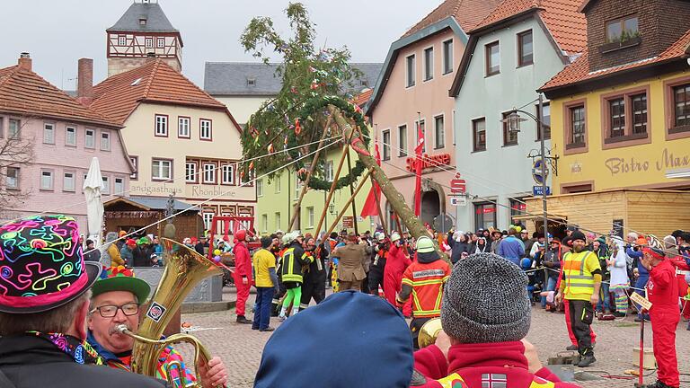 Die Maumerkapelle verkürzt die Wartezeit und unterstützte mit ihrer Musik die Arbeit der Feuerwehrleute beim Aufstellen des Baumes allein mit Muskelkraft.
