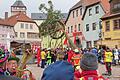 Die Maumerkapelle verkürzt die Wartezeit und unterstützte mit ihrer Musik die Arbeit der Feuerwehrleute beim Aufstellen des Baumes allein mit Muskelkraft.