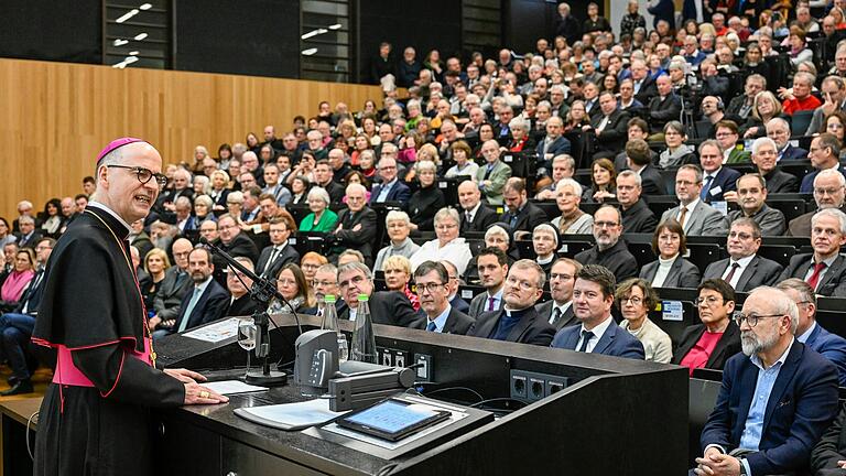 Bis auf den letzten Platz besetzt war der größte Hörsaal der Uni Würzburg mit Gästen aus Politik, Gesellschaft und Kirche aus ganz Unterfranken.&nbsp;