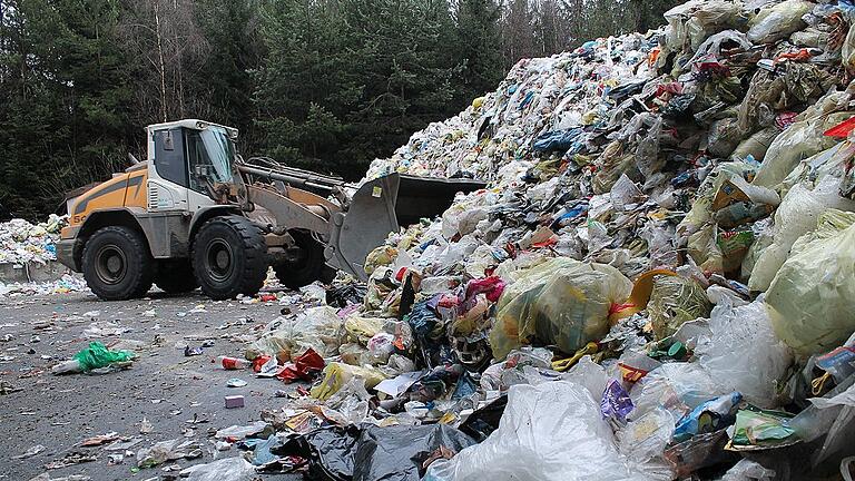 In der Sortieranlage der Firma Böhme in Rehau bei Hof kommen pro Jahr 66 000 Tonnen Müll aus Gelben Säcken und Tonnen an &ndash; ein großer Teil davon aus Mainfranken. Ein Bagger schaufelt das Sammelgut auf ein Förderband, das ins Innere des Betriebes führt.