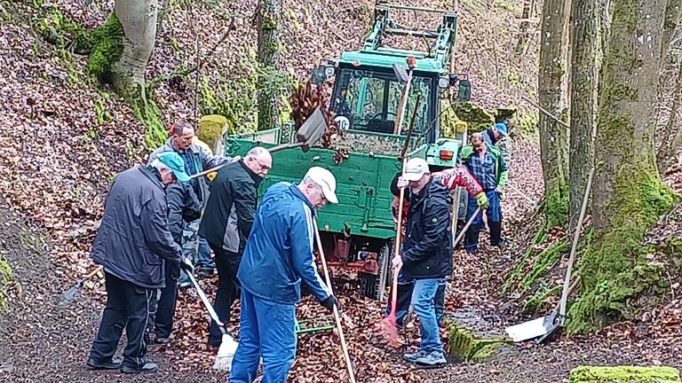 Frühjahrsputz: Freiwillige säuberten den Weg zur Lourdes-Grotte.