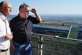 Auf seiner Internetseite hinterindien.de gibt Heiko Hartmann (rechts) aus Oberfranken Tipps für Wandertouren in ganz Franken, darunter sind auch einige im Landkreis Haßberge. Zusammen mit Landrat Wilhelm Schneider genießt er die Aussicht von der Schwedenschanze.