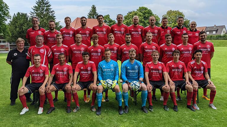 Der Kader der FT Schweinfurt: (hinten von links) Sportlicher Leiter Ernst  Gehling, Yannik Saal, Benjamin Freund (Trainer 2. Mannschaft), Ercan Öztürk, Johannes Mock, Hannes Zeißner, Marcel Hölderle, Dominik Popp, Torwarttrainer Thilo Hetterich, Trainer Adrian Gahn, Co-Trainer Stefan Hornung; mittlere Reihe: Vorsitzender Gerd Adelmann, stellvertretender Vorsitzender Rudolf Gehling, Moriz Heusinger, Pascal Rinbergas, Marius Heinze, Julius Herrmann, Hakan Aydin, Niklas Reuß, Lukas Dinkel, Andy Kraus, Fabian Reith; vorne: Niklas Saal, Tyrell Walton, Adrian Reith, Simon Mai, Ardian Mataj, Patrick Werner, Simon Werner und Fuaad Kheder. Es fehlen: Christoph Redzepovic und Nico Siegmund.