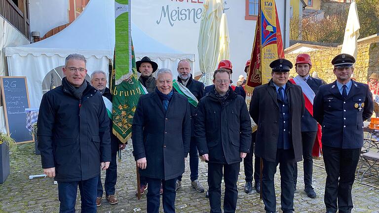 Gedenkfeier von Männergesangverein und Feuerwehr in Erlabrunn. Unser Bild zeigt zusammen mit den Fahnenabordnungen der Vereine (vorne von links): René Martin (2. Vorsitzender MGV), Armin Steinmetz (Vorsitzender MGV), Pfarrer Andreas Kneitz, Benedikt Peter (Vorsitzender Feuerwehr), Thomas Franz (2. Kommandant Feuerwehr).