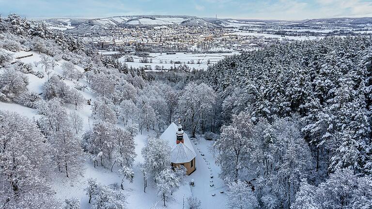 Die winterliche Steinthalkapelle ist eines der&nbsp; Kalendermotive von Alexander Preyer.&nbsp; &nbsp;