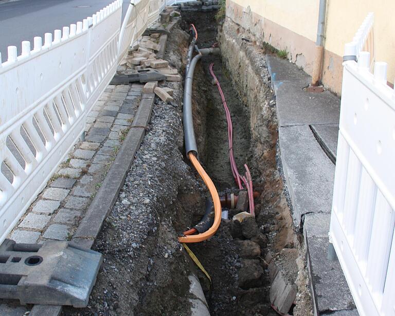 Als die Gräben für die Wärmeleitung geöffnet wurden, kamen mancherorts unbekannte Kanal- und Versorgungsleitungen zum Vorschein. Dies war ein Grund dafür, dass sich das Verlegen der Wärmeleitungen verzögerte. Das Bild entstand im Oktober 2021 in der Grettstadter Straße in Unterspiesheim.