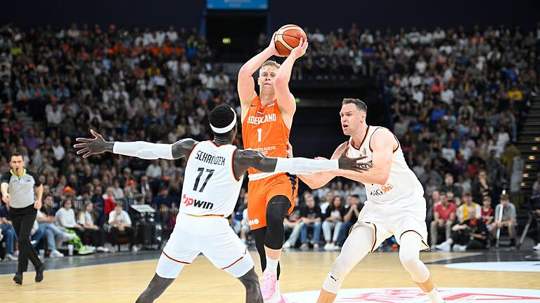 Deutschland - Niederlande       -  Das Nationalteam in der Defensive.