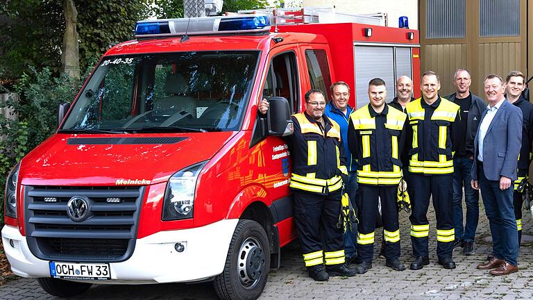 Freuen sich über das neue Fahrzeug für die FFW in Tückelhausen (von links): Stefan Stierhof (Gerätewart), Stadtrat Christian Halbig, Niklas Wolfram (2. Kommandant), Matthias Rucker, Kevin Heß (1. Kommandant), Dietmar Gerst, Bürgermeister Peter Juks, Cornelius Kühne.