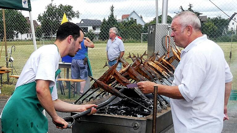 Ein Höhepunkt für den Sportanglerverein ist jedes Jahr das Fischfest, zu dem immer sehr viele Gäste aus nah und fern nach Gernach kommen. Sportanglerverein, TSV, KDFB und Komm-In arbeiten zusammen, damit dieses Fest die Gäste mit großer Auswahl an Getränken, Kaffee, Kuchen und natürlich Fischen bewirten kann. Komm-In bietet den Kindern Spielmöglichkeiten an. Zentral für das Fest: das Fischangebot. Vorsitzender Edwin Pohli (rechts) und Jan Ziegler (Schriftführer) am Fischstand. Ein Höhepunkt für den Sportanglerverein ist jedes Jahr das Fischfest, zu dem immer sehr viele Gäste aus nah und fern nach Gernach kommen. Sportanglerverein, TSV, KDFB und Komm-In arbeiten zusammen, damit dieses Fest die Gäste mit großer Auswahl an Getränken, Kaffee, Kuchen und natürlich Fischen bewirten kann. Komm-In bietet den Kindern Spielmöglichkeiten an. Zentral für das Fest: das Fischangebot. Vorsitzender Edwin Pohli (rechts) und Jan Ziegler (Schriftführer) am Fischstand.