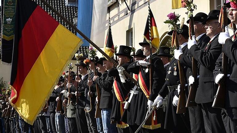 Es geht den Teilnehmern des Bürgerwehrauszugs alljährlich besonders unter die Haut, wenn sich die Bürgerwehrfahne am Marktplatz der Stadt Königsberg zum Lied vom Kameraden senkt. Auch in diesem Jahr fanden sich hierzu auch wieder zahlreiche Zuschauer in der Regiomontanusstadt ein. Es geht den Teilnehmern des Bürgerwehrauszugs alljährlich besonders unter die Haut, wenn sich die Bürgerwehrfahne am Marktplatz der Stadt Königsberg zum Lied vom Kameraden senkt. Auch in diesem Jahr fanden sich hierzu auch wieder zahlreiche Zuschauer in der Regiomontanusstadt ein.