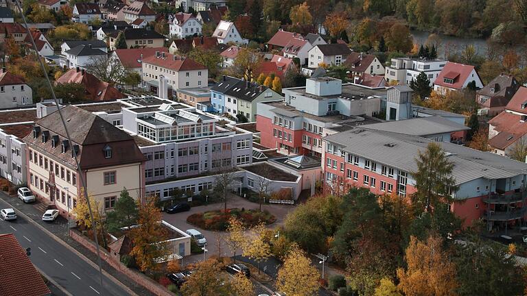 Im ehemaligen Karlstadter Krankenhaus (Mitte mit blassrosa-weißer Fassade) ist die Küche für das Altenheim (rechts in Rot und Hellblau) untergebracht. Im ehemaligen Karlstadter Krankenhaus (Mitte mit blassrosa-weißer Fassade) ist die Küche für das Altenheim (rechts in Rot und Hellblau) untergebracht.