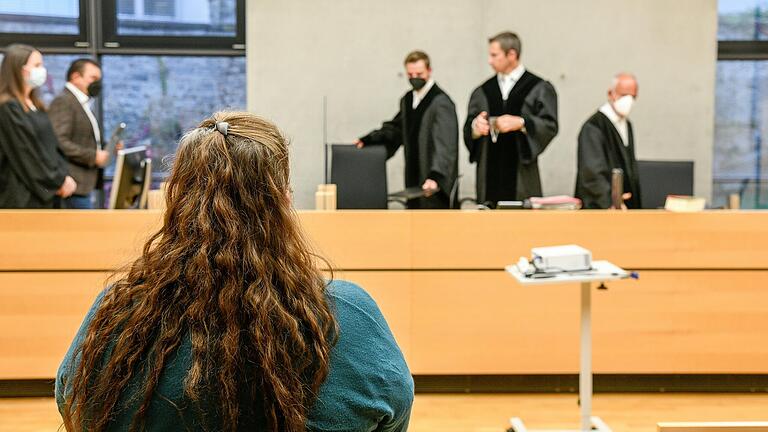 Weil sie zwei Seniorinnen in einem Altenheim in Volkach (Lkr. Kitzingen) die falschen Medikamente verabreicht hatte, wurde eine 49-jährige Pflegehelferin nun wegen gefährlicher Körperverletzung zu einer Haftstrafe von zwei Jahren und zehn Monaten verurteilt.