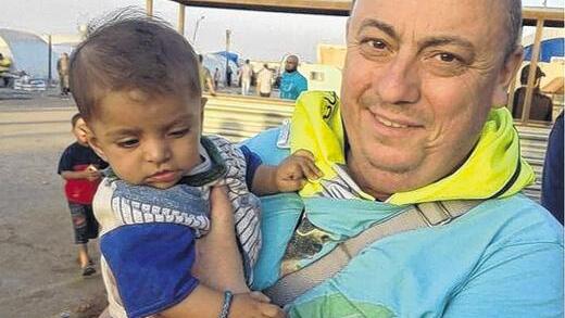 Opfer von IS-Mördern: der Brite Alan Henning, auf diesem Archivbild zu sehen mit einem Kind in einem Flüchtlingscamp an der türkisch-syrischen Grenze.