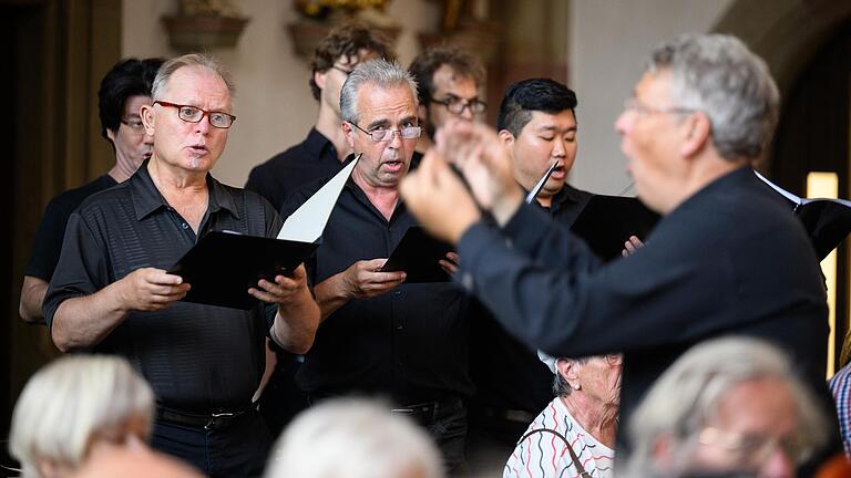 Der Chor des Mainfrankentheaters bereicherte die Gedenkfeier in der Würzburger Marienkapelle mit seiner Aufführung von Wolfgang Amadeus Mozarts 'Ave verum corpus (KV 618)' .