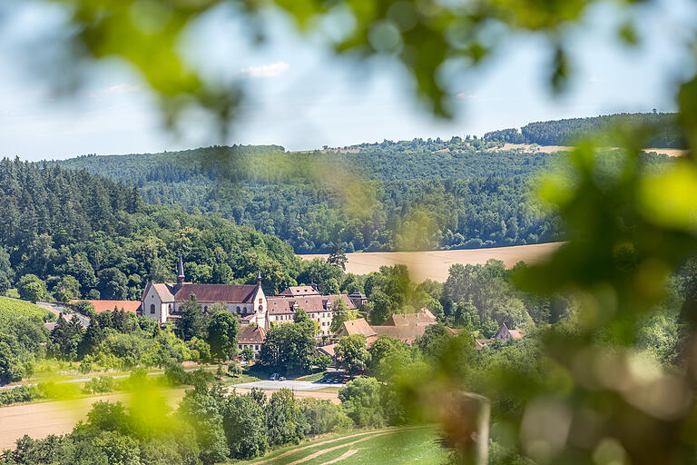 Einzigartig ist das Kloster Bronnbach, das 800 Jahre gelebte Geschichte widerspiegelt: Blick auf das Kloster Bronnbach vom Aussichtspunkt Satzenberg (Archivfoto).