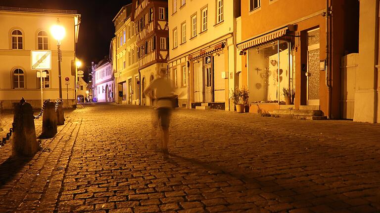 Die Obere Kirchgasse in Kitzingen: Bewohner  der näheren Umgebung beschweren sich in letzter Zeit häufiger über Störung der Nachtruhe.