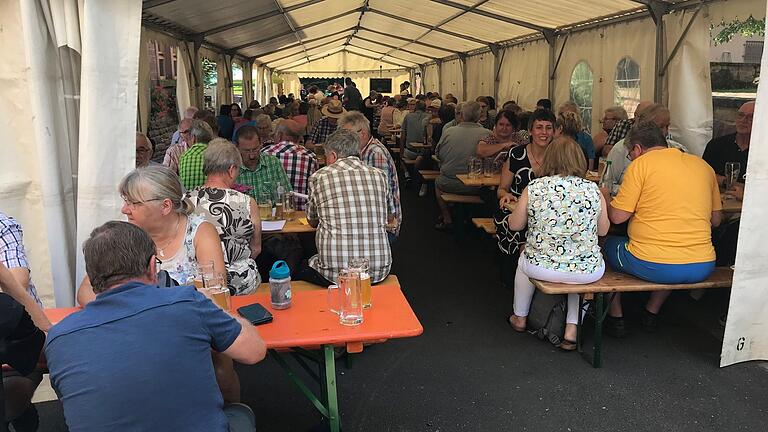 Forellenfest - gut gefülltes Festzelt.