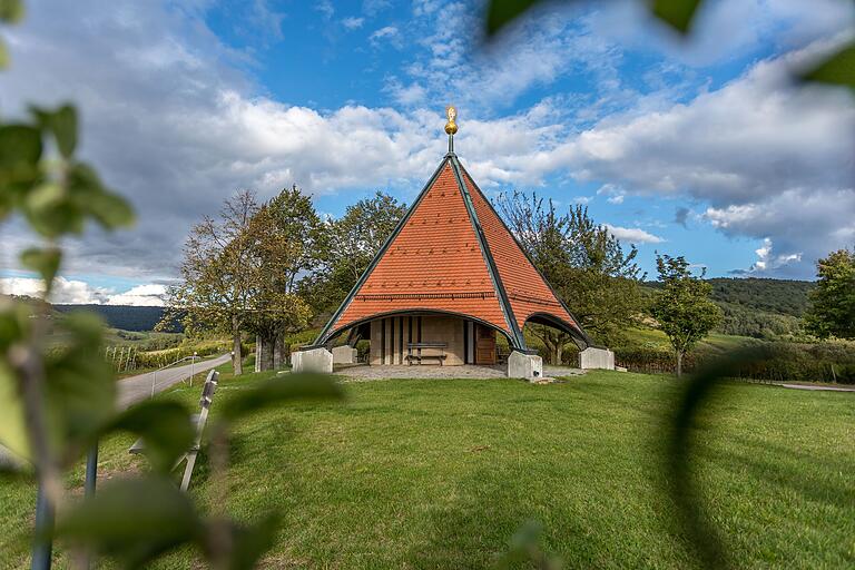 Die Weinbergskapelle fällt auf mit ihrer besonderen Zeltdachform. Die Weinbergskapelle fällt auf mit ihrer besonderen Zeltdachform.