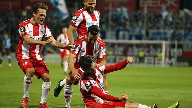 Mit Vollgas raus aus dem Tabellenkeller: Torschütze Fabio Kaufmann (am Boden) beim Jubel über das 2:1 mit (von links) Patrick Sontheimer, Dave Gnaaase und Albion Vrenezi.