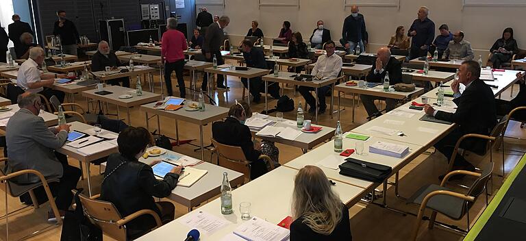 Eine Stadtrat-Sitzung in Kitzingen in der Corona-Pandemie noch in alter Besetzung: In der Alten Synagoge ist genug Platz für alle. Eine Stadtrat-Sitzung in Kitzingen in der Corona-Pandemie noch in alter Besetzung: In der Alten Synagoge ist genug Platz für alle.