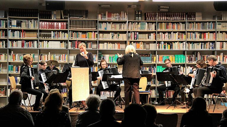 Am Ende standen alle Mitwirkenden des Konzerts 'Frauenzimmer' gemeinsam auf der Bühne.