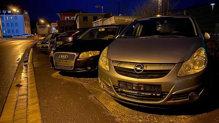 Gebrauchte Autos in der Bahnhofstraße in Gemünden.