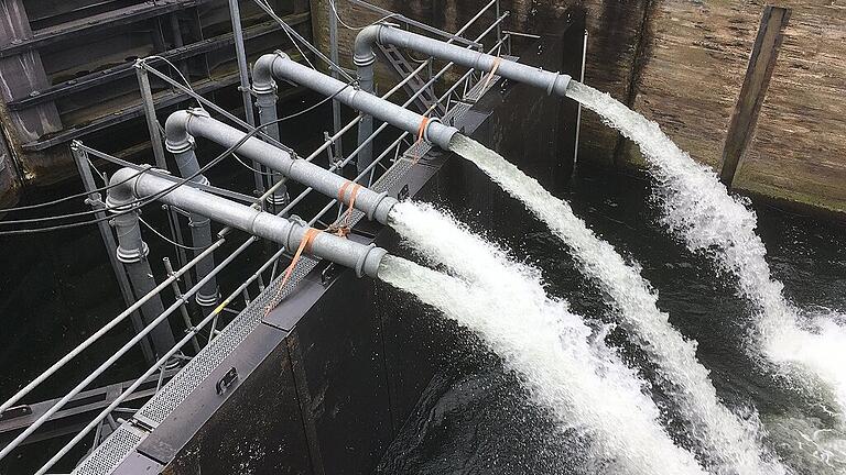 Wasser im Überfluss? Beim Befüllen der Schleusenkammer in Dettelbach nach der Wartung sieht es auf den ersten Blick so aus, doch das entspricht nicht der Realität. Der Landkreis Kitzingen gehört zu den trockensten Regionen Bayerns. Beim neuen Kreisacker-Programm und bei den Wasserwochen der Vhs Volkach dreht sich alles rund ums Thema &bdquo;Wasser&ldquo;. Dabei kann auch die Schleuse Dettelbach besichtigt werden.Archiv-