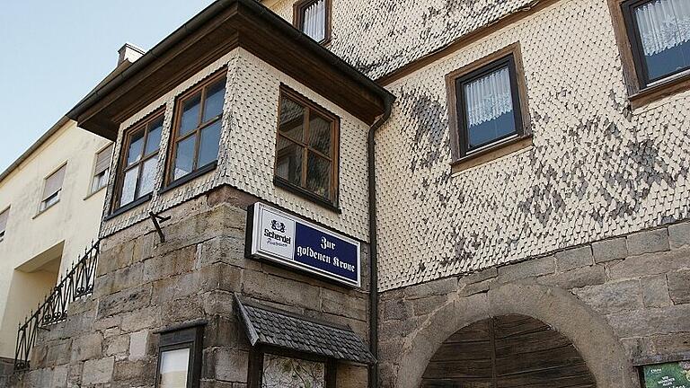 Gastrolust und Kneipenfrust       -  Thomas Hergenröder und Tochter Verena Regus führen erfolgreich „Die Böll“ in Geroda. Andere Orte im Landkreis verfügen über gar kein professionelles gastronomisches Angebot mehr.Das Gasthaus „Zur goldenen Krone“ in Schondra schloss 2015. Heute gibt es im Markt kein richtiges Wirtshaus mehr. Fotos: Steffen Standke