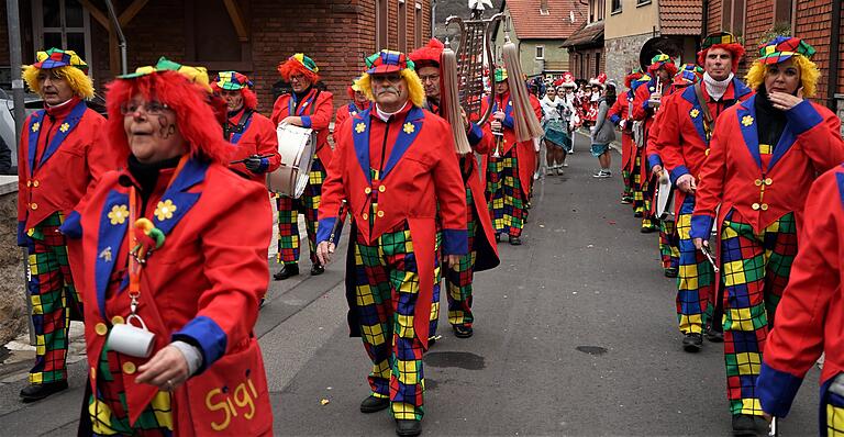 Für Musik sorgten unter anderem die als Clowns verkleideten Mitglieder des Spielmannszuges.