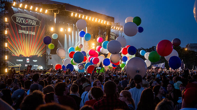 Start der Festivalsaison: Das haben die fränkischen Open Airs zu bieten - Fette Party bei Rock im Park: Auch 2019 werden wieder mehr als 70.000 Besucher auf dem Nürnberger Zeppelinfeld erwartet. Start der Festivalsaison: Das haben die fränkischen Open Airs zu bieten - Fette Party bei Rock im Park: Auch 2019 werden wieder mehr als 70.000 Besucher auf dem Nürnberger Zeppelinfeld erwartet.