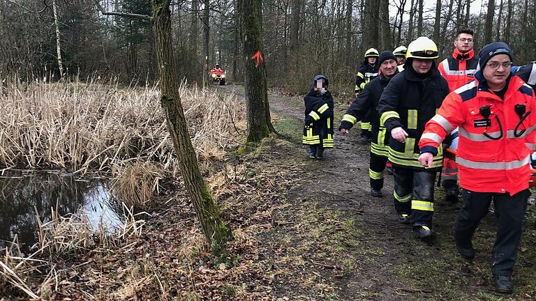 Es ist geschafft! Mit vereinten Kräften tragen Helfer von Rettungsdienst und Feuerwehr die Patientin in einer Rettungstrage zum Rettungswagen. Deren Tochter (hinten links in der Feuerwehrjacke) ist unverletzt und kann zu Fuß laufen. Es ist geschafft! Mit vereinten Kräften tragen Helfer von Rettungsdienst und Feuerwehr die Patientin in einer Rettungstrage zum Rettungswagen. Deren Tochter (hinten links in der Feuerwehrjacke) ist unverletzt und kann zu Fuß laufen.