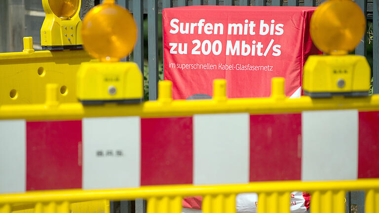 Auf einem Verteilerkasten wird mit den Worten 'Surfen mit bis zu 200 Mbit/s im superschnellen Kabel-Glasfasernetz' für ein schnelles Internet geworben. Auf einem Verteilerkasten wird mit den Worten 'Surfen mit bis zu 200 Mbit/s im superschnellen Kabel-Glasfasernetz' für ein schnelles Internet geworben.