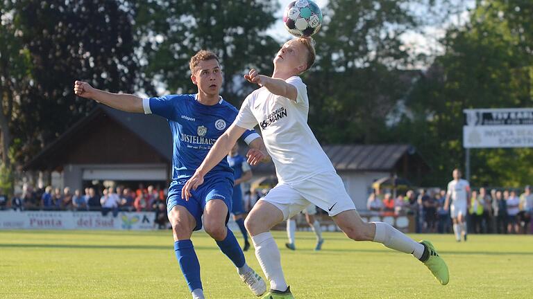 Den Ball im Blick: Lukas Imgrund (links) vom FV 04 Würzburg und Marco Kunzmann vom TSV Karlburg